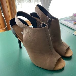 Vince Camuto tan leather open toe heels